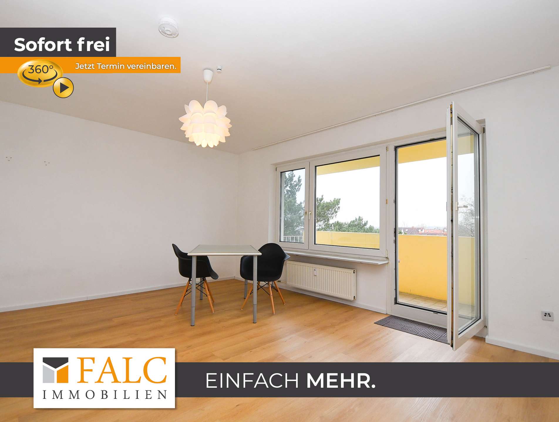 Blick Wohnzimmer zum Balkon rechts